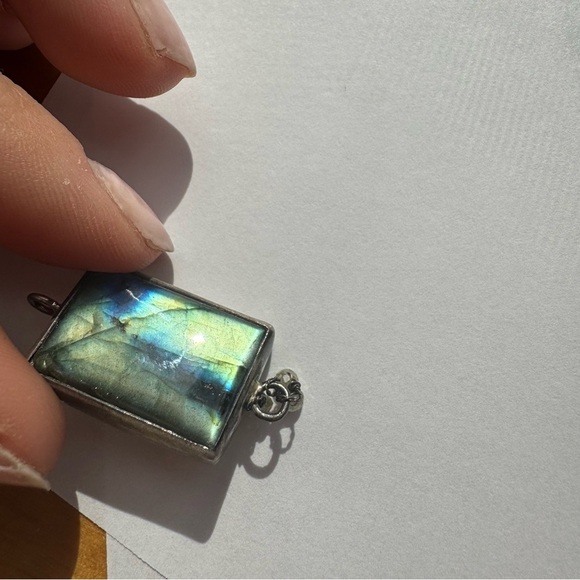 Labradorite Silver Pendant – Vintage-Inspired Handmade Gemstone - Picture 3 of 7